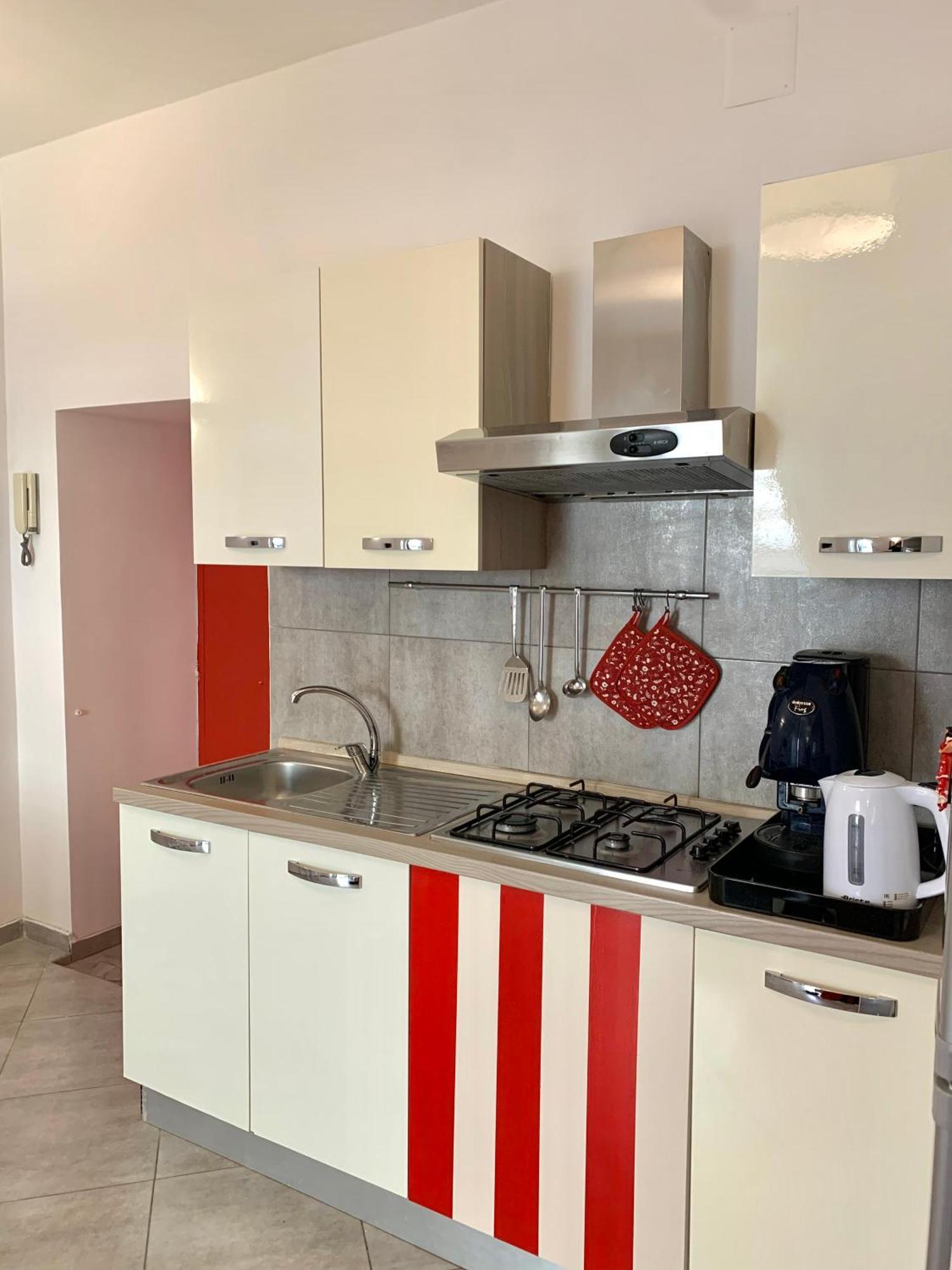 Casa Giulia, Nuovo Appartamento In Centro! 那不勒斯 外观 照片