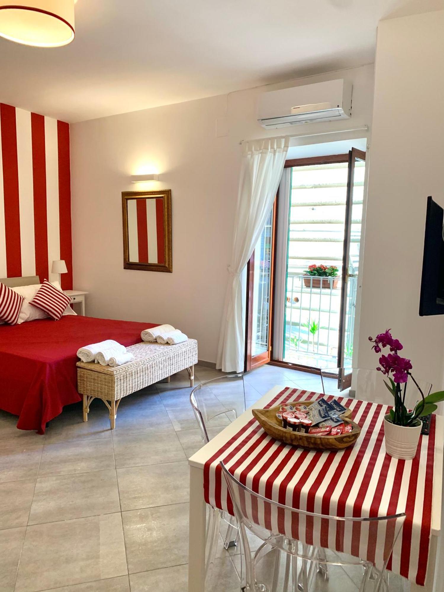 Casa Giulia, Nuovo Appartamento In Centro! 那不勒斯 外观 照片
